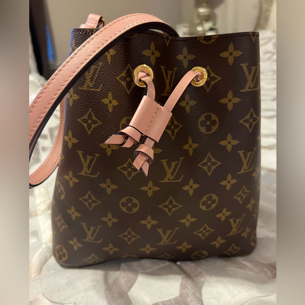 LV NeoNoe purchased at LV on Maui in 2017 or 2018. Excellent condition.